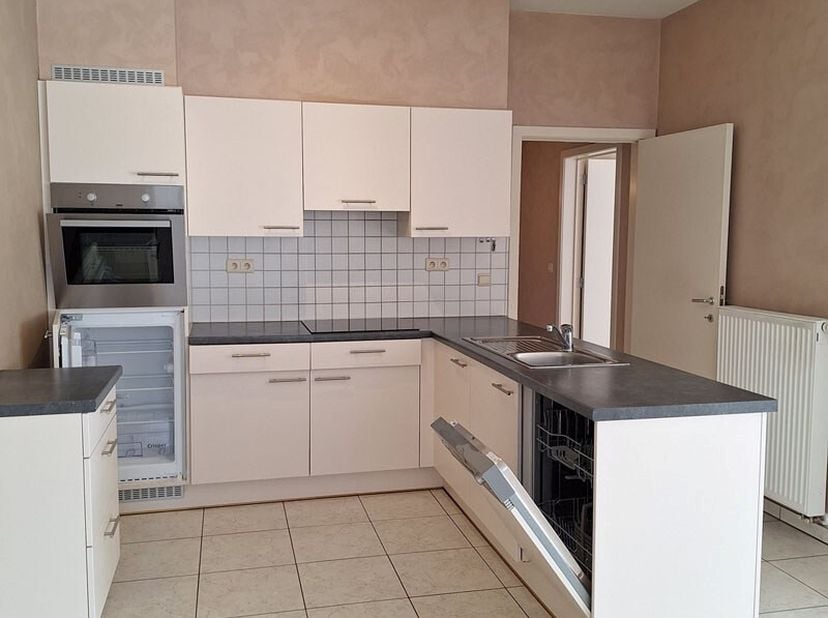 Dit gelijkvloers appartement met een bewoonbare oppervlakte van +/- 100m² (volgens EPC)ligt in het centrum van Pelt.<br />
Het appartement is uitgerus