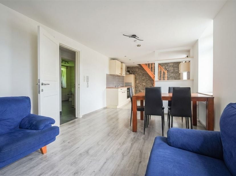 Langs de Maas, in Lustin tussen Namen en Profondeville, biedt Agence PETYT u een duplex appartement met 3 slaapkamers in uitstekende staat, in een kle