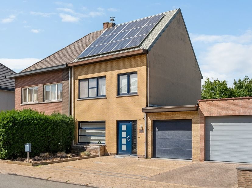 Op een uiterst rustige locatie in Willebroek bevindt zich deze instapklare, gerenoveerde woning met oprit, ruime garage en een gezellige tuin. De woni