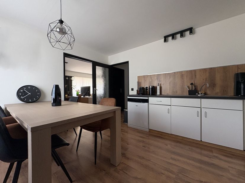 Ruim instapklaar 3 slpk appartement met terras en autostaanplaats <br />
<br />
Ligging: Gunstig gelegen op wandelafstand van het centrum van Lichta