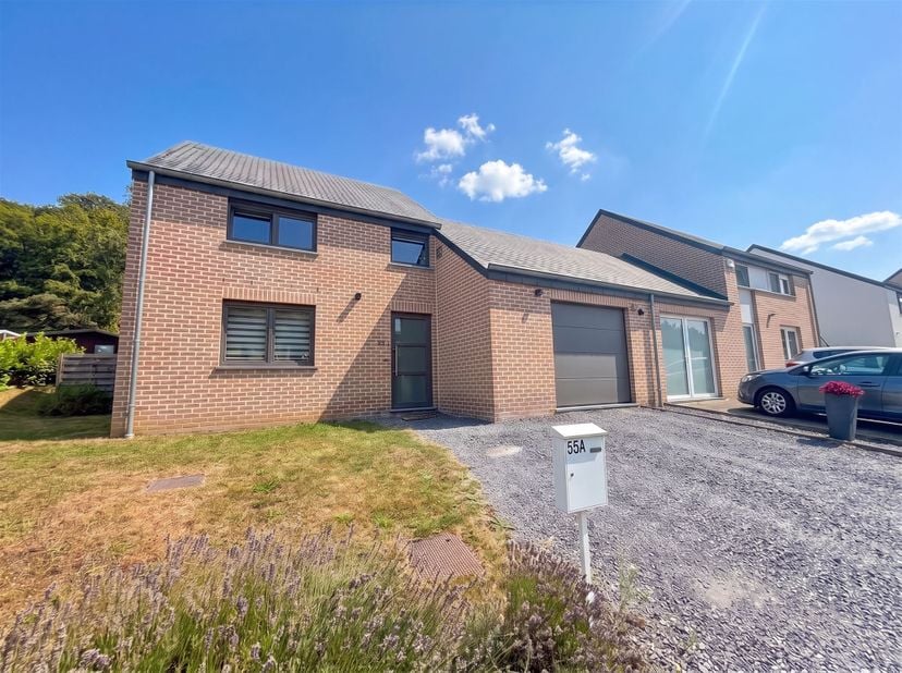 Dit prachtige huis, gebouwd in 2016 en gelegen in Ham-sur-Sambre, biedt een aangename woonomgeving vlak bij alle voorzieningen. Op de begane grond bev