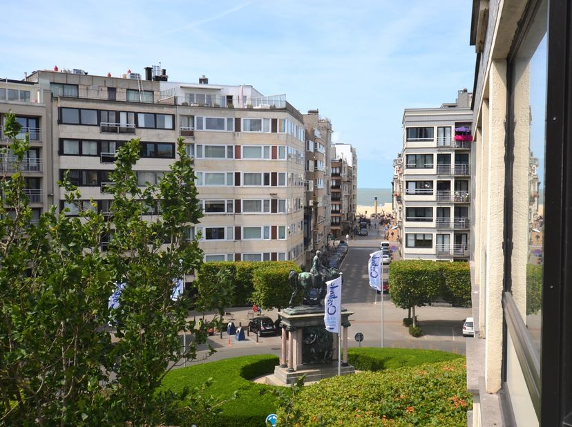Op een absolute toplocatie, op wandelafstand van het strand, het centrum en tal van winkels en restaurants, vinden we dit lichtrijke appartement met 2