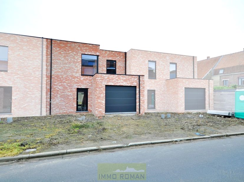 Deze nieuwbouwwoning is gelegen in de nabijheid van het centrum van Avelgem, met tal van lokale handelszaken, scholen en openbaar vervoer. Op wandelaf
