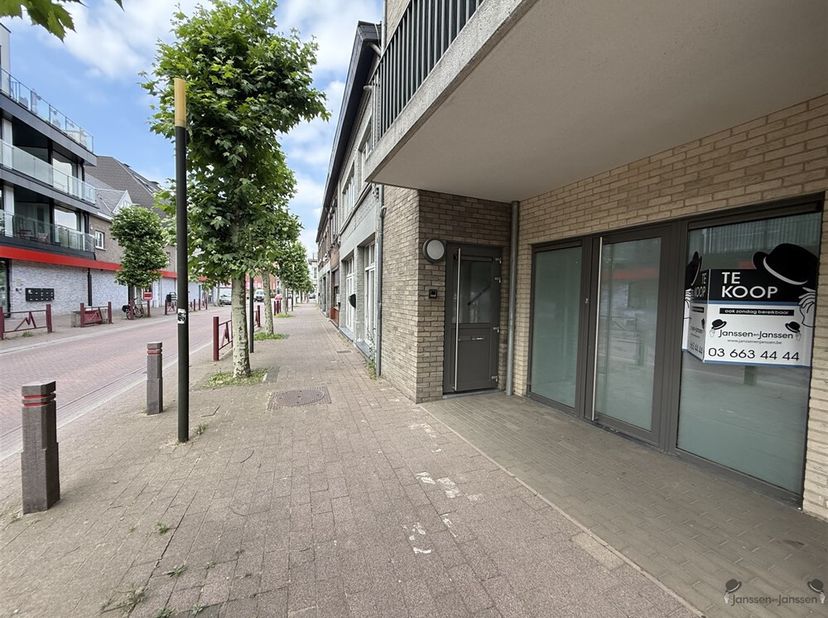 Op zoek naar een handelsruimte om je commerciële activiteiten te ontplooien? Zoek niet verder!<br />
Dit pareltje met maar liefst vier praktijkruimten