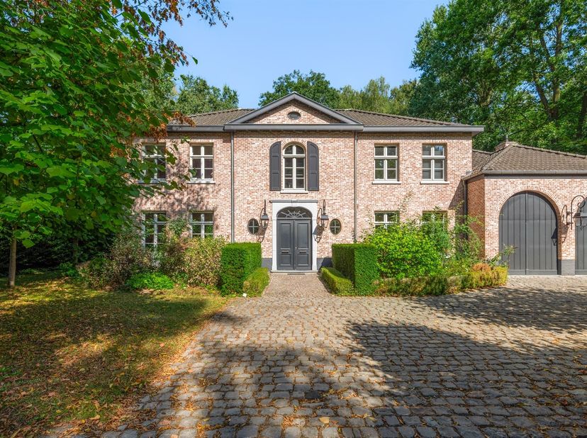 Exclusieve villa met ruimte en privacy op een royaal perceel in Schilde, Den Aard 6.<br />
<br />
In een residentiële en bijzonder groene omgeving v