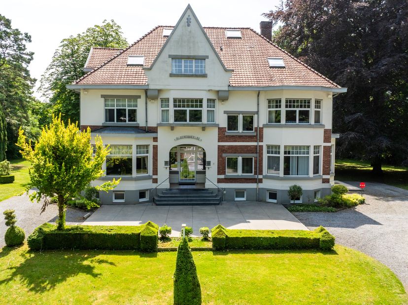 Deze statige karaktervolle en kwalitatieve villa uit 1931, gelegen op een exclusief groen perceel van 10125m² in Genk. Oorspronkelijk gebouwd in het t