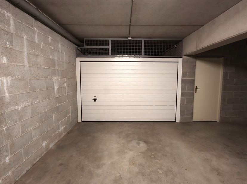 Gelegen in het stadscentrum op de ring van Tongeren, in de ondergrondse parkeergarage van een appartementsgebouw. Toegang via een poort met autolift n