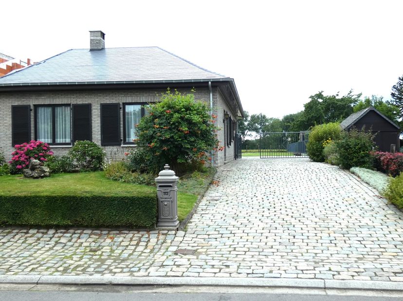 Landelijk gelegen bungalow op 10are 16ca. Deze woning is gelegen in een rustige buurt doch in nabijheid van winkels, scholen, openbaar vervoer en verb