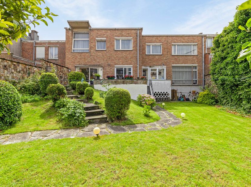 <br />
Deze exclusieve burgerwoning, gelegen op een perceel van&amp;nbsp;604 m², bevindt zich in een rustige, residentiële straat, op wandelafstand van he