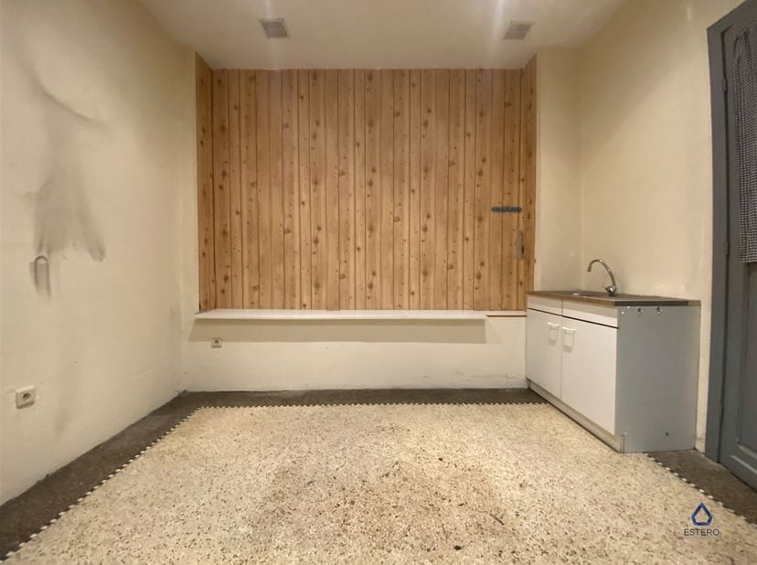 Ruime privatieve multifunctionele bergruimte in een afgesloten residentie, vrij te gebruiken. Onmiddellijk beschikbaar.<br />
Voor een bezoek of verd