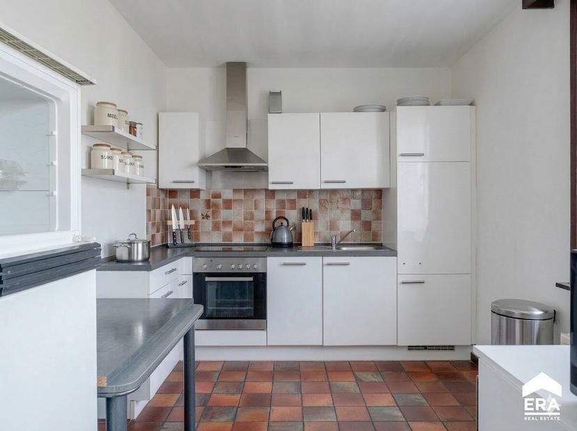 Volledig verhuurd opbrengstgebouw met 3 ruime appartementen en garagesBent u op zoek naar een zorgeloze investering met een onmiddellijk rendement? Da