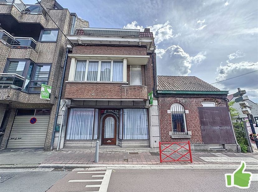 Robuste maison à Mouscron avec des beaux volumes et des matériaux de qualité.<br />
Habitation offrant 4 chambres et d'autres supplémentaires. <br />