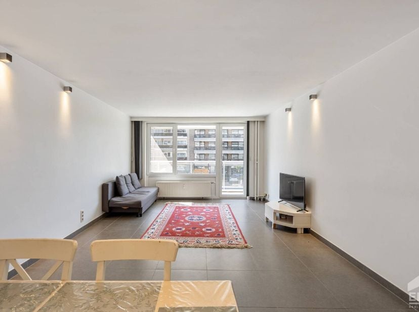 Thuiskomen in het hart van de Katarinawijk, met alles wat Hasselt zo aangenaam maakt binnen handbereik. Dit recent gerenoveerde appartement voelt mete