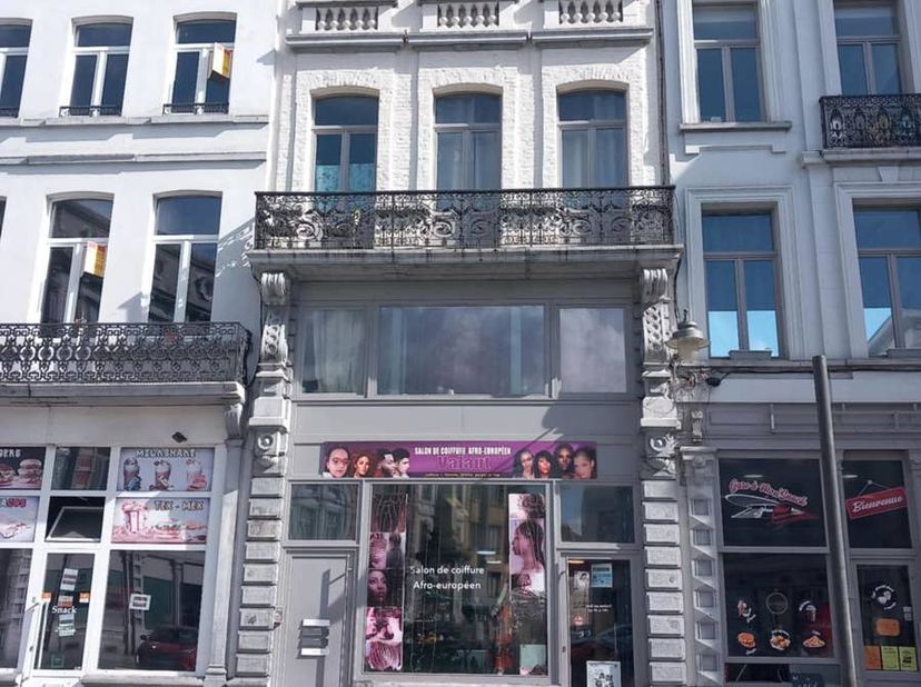 A vendre immeuble à proximité de la nouvelle de gare de Mons comprenant un rez commercial - 1er étage : pièce de séjour, 1 chambre , 1 salle d'eau - 2