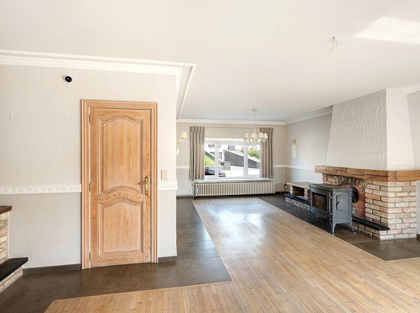Zeer verzorgde woning met 3 slaapkamers, een zonnige stadstuin en een gesloten garagebox, rustig gelegen vlak aan het Sint-Donaaspark te Zeebrugge. De
