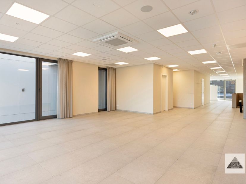 Bien professionnel à vendre
                    à 3600 Genk