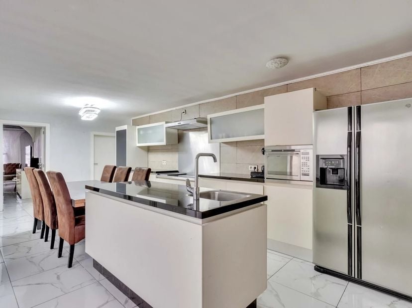 Deze gerenoveerde gezinswoning telt vier slaapkamers, twee moderne badkamers en een grote, vrij in te richten zolder.<br />
Een terras en lange, zuidg