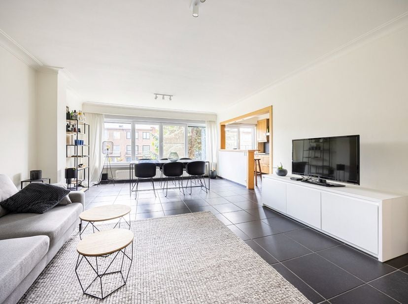 Bent u op zoek naar een gerenoveerd appartement (103m²) met 3 slaapkamers, terrasje en een garagebox met oprit? Dan stellen wij graag dit appartement