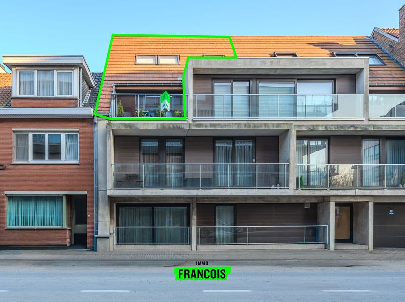 Dit uitzonderlijk duplexappartement met 3 slaapkamers en 2 ruime zonneterrassen, gelegen in de Westendelaan, pal in het centrum van Middelkerke, combi