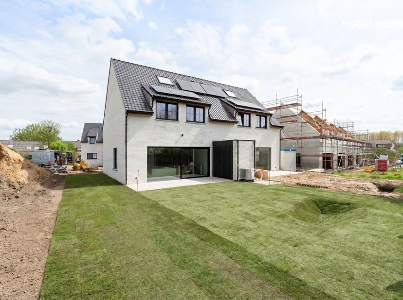 [[ DIT PAND NEEMT DEEL AAN DE ERA OPEN HUIZEN DAG OP 13/6 VAN 9:30 TOT 10:30 ]] Indeling:Deze tijdloze nieuwbouwwoning maakt deel uit van het woonproj