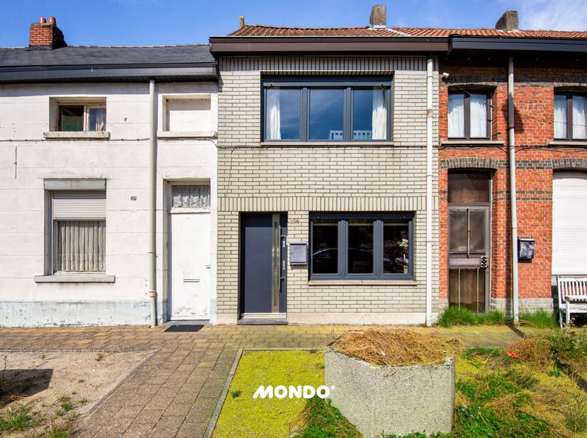Deze aangename woning geniet van een rustige ligging en bevindt zich tegelijkertijd op korte afstand van de belangrijkste verbindingswegen tussen Antw
