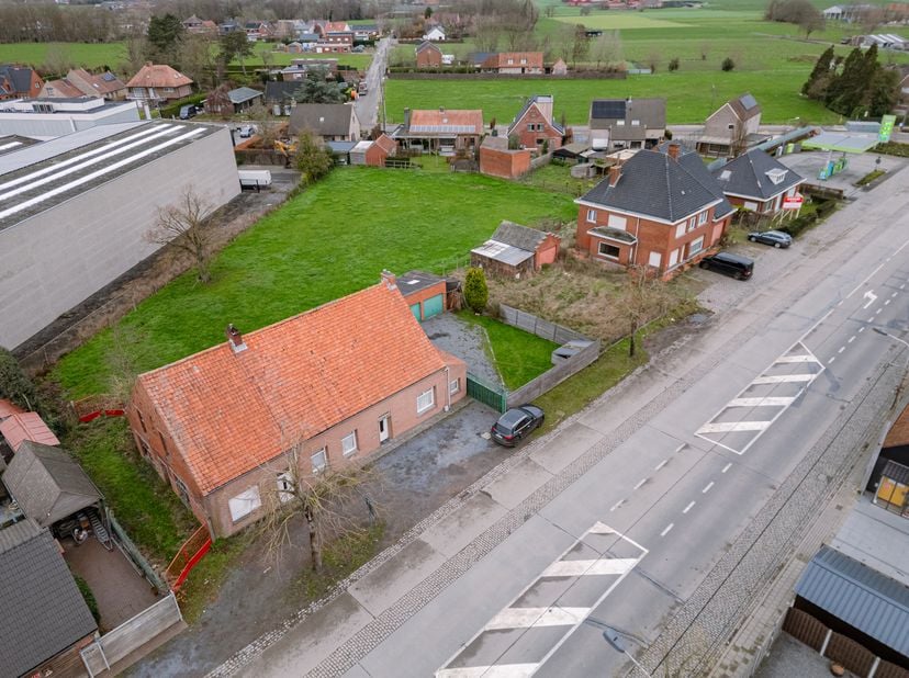Projectgrond met ontwikkelingspotentieel te koop in Torhout<br />
Op een strategische locatie langs de Bruggestraat in Torhout bieden wij deze interes