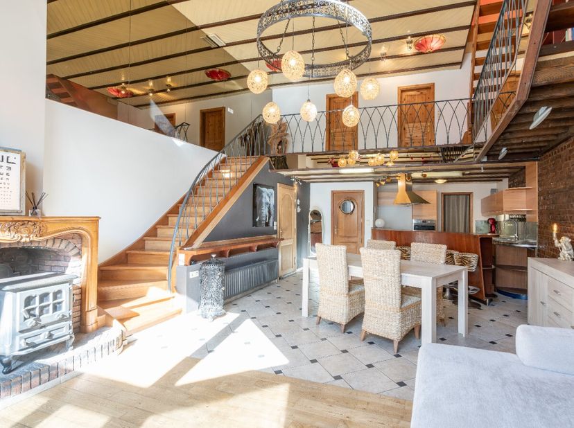 ERA B-LUX biedt u dit huis aan, ideaal gelegen in Bastogne, vlak bij het stadscentrum.De woning valt meteen op door de prachtige open woonruimte, die