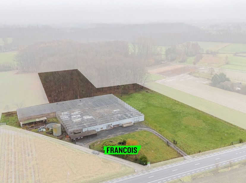 Langs een vlot bereikbare invalsweg in Wetteren bevindt zich deze bijzondere eigendom, volledig zonevreemd gelegen in agrarisch gebied, met een sterke
