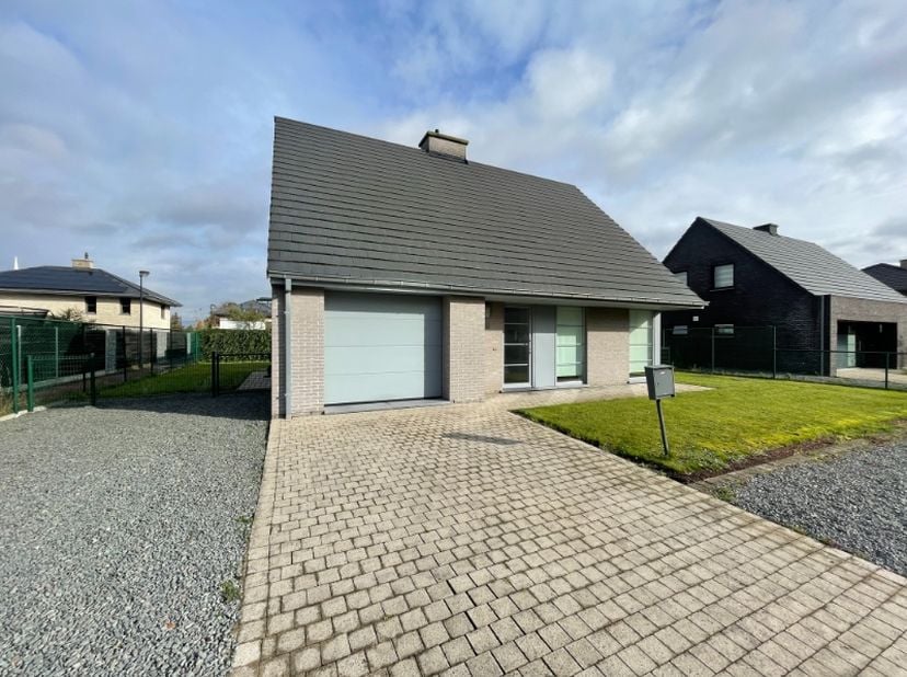 Deze verzorgde en instapklare villa is gelegen in een rustige wijk en biedt alle comfort voor wie op zoek is naar ruimte, licht en een vlotte bereikba