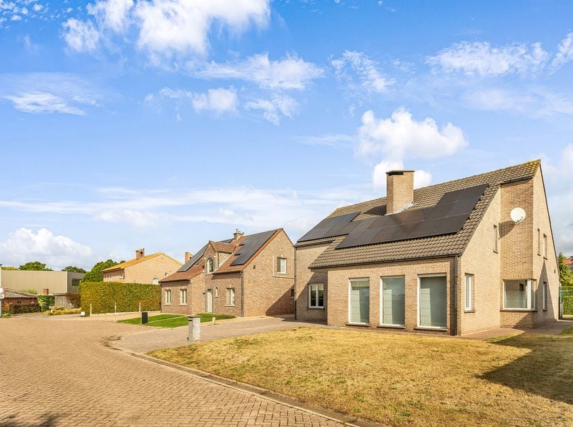 Deze vrijstaande woning is gelegen in een rustige en doodlopende straat in Retie (Schoonbroek).<br />
Op slechts 1 km van de E34 autosnelweg Antwerpen