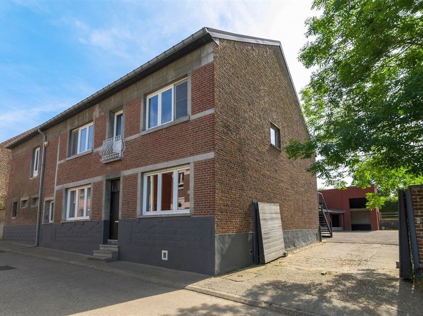 Droomt u ervan uw paarden aan huis te houden? Deze karaktervolle eigendom in het landelijke Herderen combineert comfortabel wonen met praktische paard
