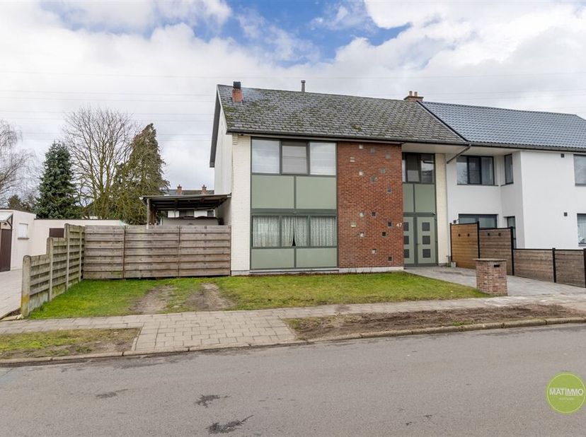 *** IN OPTIE ***<br />
Rustig gelegen gezinswoning met 3 slaapkamers te Mol <br />
Welkom in deze charmante woning in Mol, een perfecte combinatie van