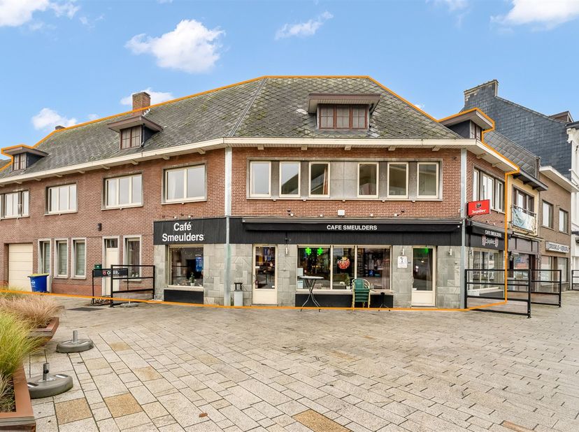 Horeca pand met goede visibiliteit &amp; ruim appartement gelegen op de markt van Beringen.<br />
<br />
Belangrijkste troeven: <br />
- Horeca pand 20