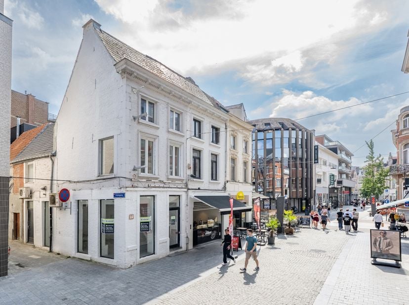 Les opportunités d'acquérir un commerce dans la célèbre Diestsestraat à Louvain sont extrêmement rares. Situé dans l'une des artères commerciales les