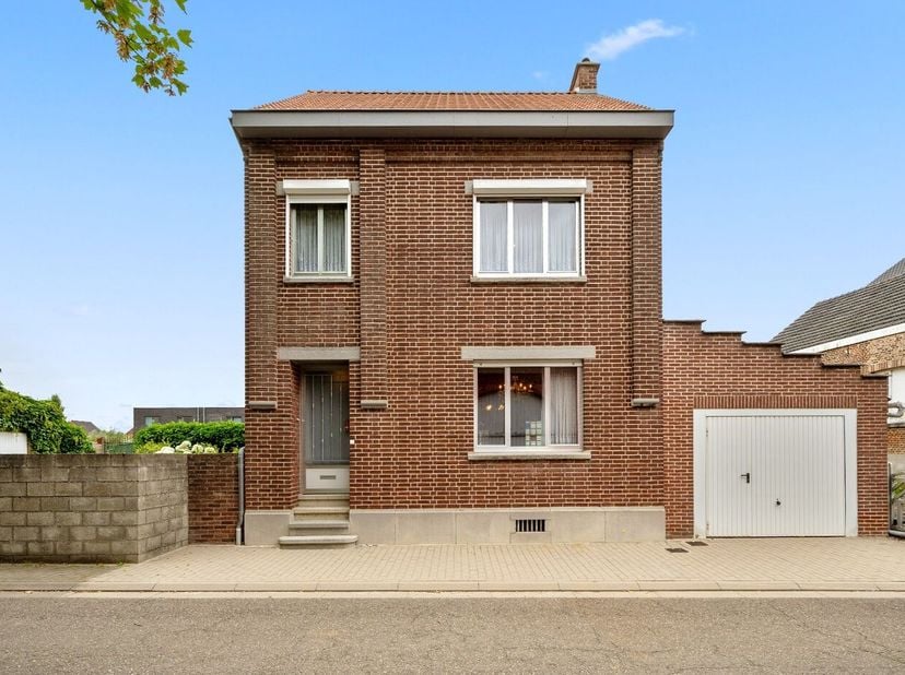 Op zoek naar een woning met ruimte, rust en mogelijkheden? Deze charmante gezinswoning biedt een uitstekende basis om er helemaal uw eigen thuis van t
