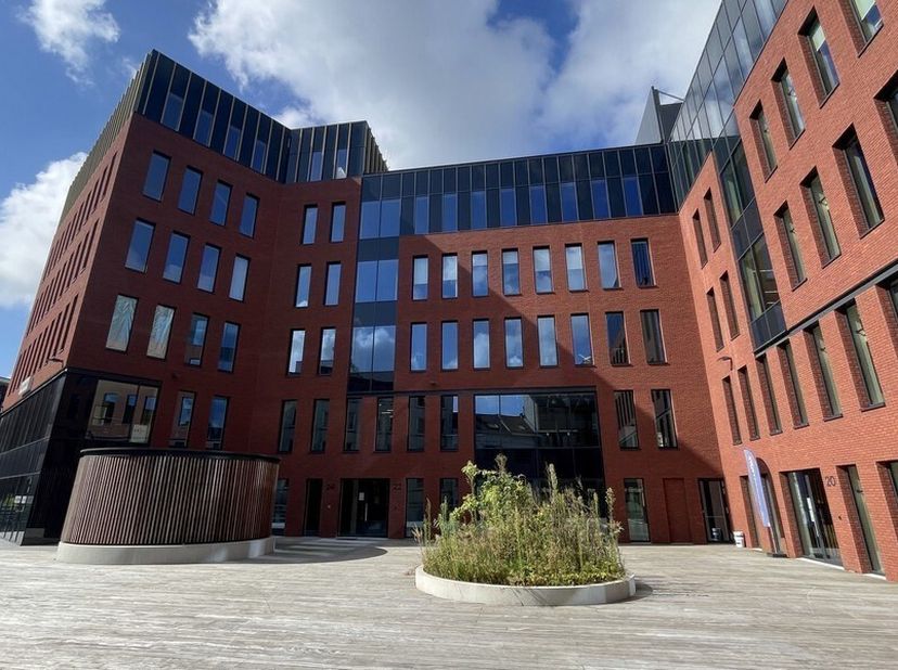 1228m² nieuwbouw kantoren op 4de verdieping (opsplitsbaar vanaf 328m²)<br />
Ligging: afrit E19 op 2,5km en station en bushalte op 100m<br />
Specific