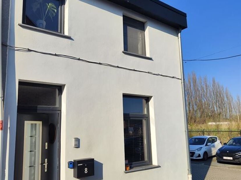 Deze volledig gerenoveerde woning (2022) is rustig gelegen in een doodlopende straat in Terhagen en combineert comfort, ruimte en een uitstekende bere
