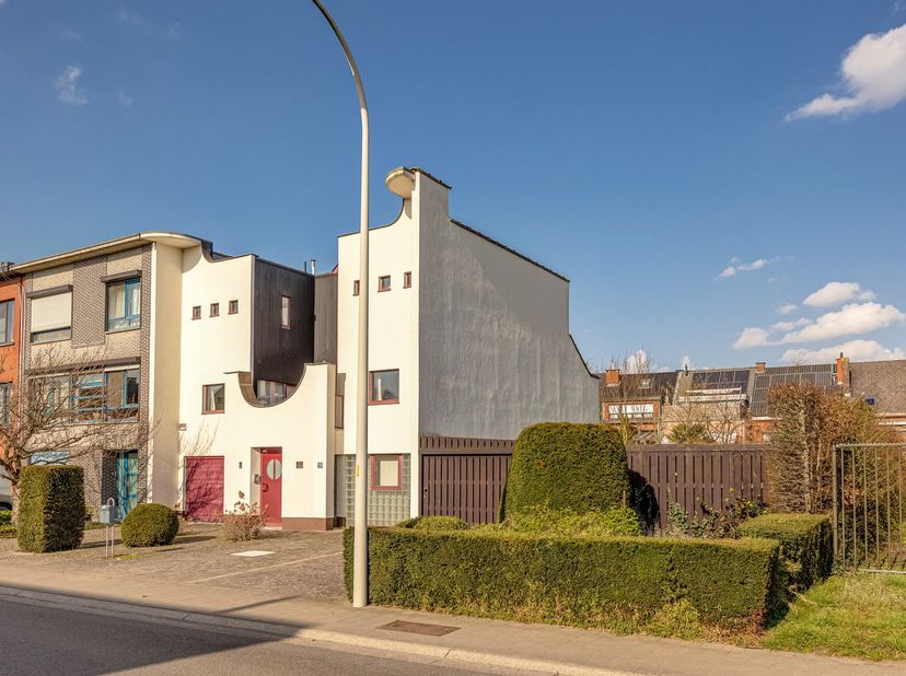 Zoekt u wonen en werken te combineren in centrum Aartselaar? Profiteer van deze ruime woning met praktijkruimte met naastgelegen bouwgrond waarbij u d