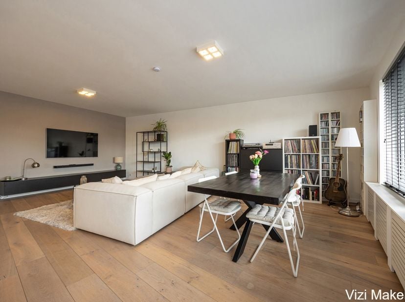 Dit ruime, hoogwaardig afgewerkte appartement combineert luxe met comfortabel wonen. Het werd in 2020 volledig vernieuwd met kwalitatieve materialen e