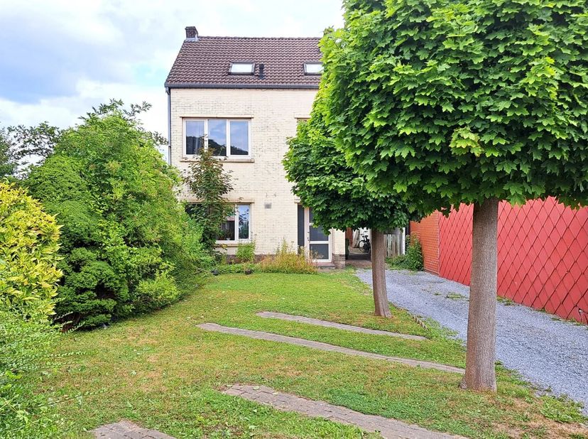 TE KOOP<br />
Woning op toplocatie te Kanne<br />
Adres: Steenstraat 13 te 3770 Kanne  Riemst<br />
Vraagprijs: 297.500 EUR<br />
Ontdek deze uitermat