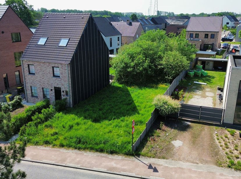 Mooi perceel bouwgrond voor halfopen bebouwing in Wespelaar, rustig gelegen met aanwezige nutsvoorzieningen in een aangename woonomgeving. Dankzij de