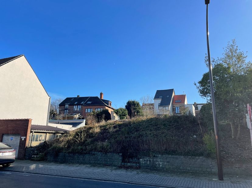 Bouwgrond geschikt voor een open bebouwing met open zicht. <br />
<br />
Het gebouw telt maximaal twee woonlagen (kelder + gelijkvloers + dakverdiepin