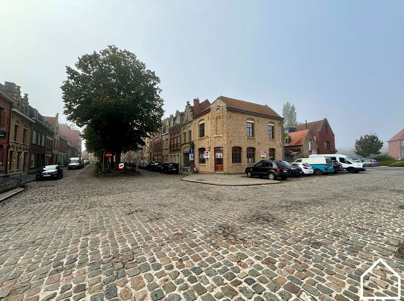 Dit uniek polyvalent eigendom, voorheen gekend als 'den abbatoir' is gelegen in de authentieke stadskern Ieper, Veemarkt.<br />
<br />
Daar de nabijhe