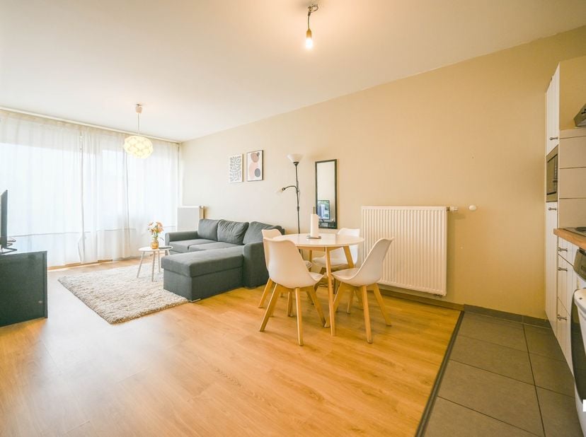 Ontdek dit goed onderhouden éénslaapkamerappartement in het centrum van Waregem. Het appartement is gelegen op de eerste verdieping en beschikt over e