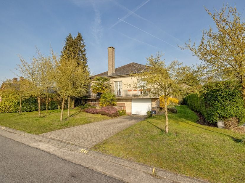 Deze open bebouwing is gelegen in een gegeerde en rustige woonwijk in Eeklo, met scholen, winkels en sportinfrastructuur in de onmiddellijke omgeving.