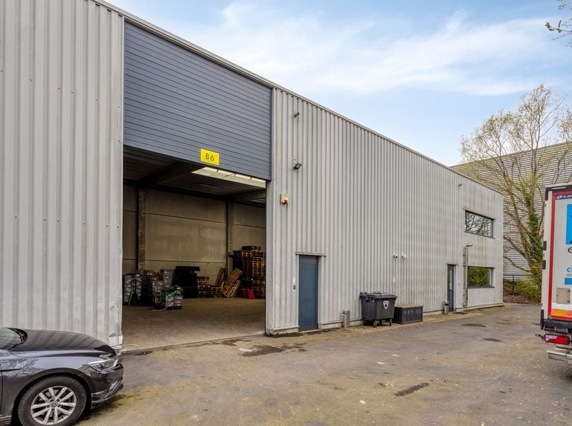 Gelegen in de industriezone Terbekehof te Wilrijk. Deze bedrijfsruimte geniet van een uitstekende strategische ligging langs de A12 (Antwerpen – Wille
