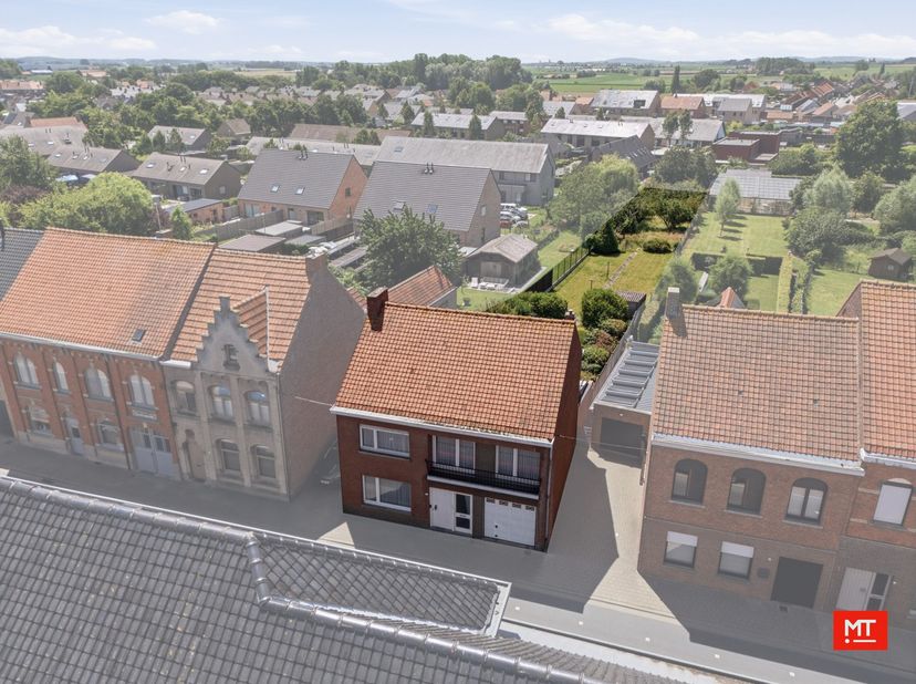 In het centrum van Langemark en op wandelafstand van alle voorzieningen treffen we deze ruime te renoveren woning. Met een bewoonbare oppervlakte van