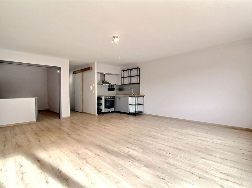 Appartement entièrement rénové en plein coeur du centre-ville de Mouscron avec deux places de parking