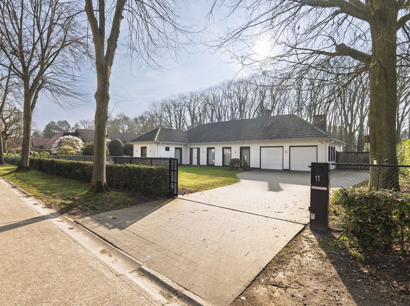 Stijlvol gerenoveerde gelijkvloerse villa op toplocatie in Schilde op een zuidgericht perceel van ca. 2.028 m²<br />
Gelegen in een uiterst rustige st