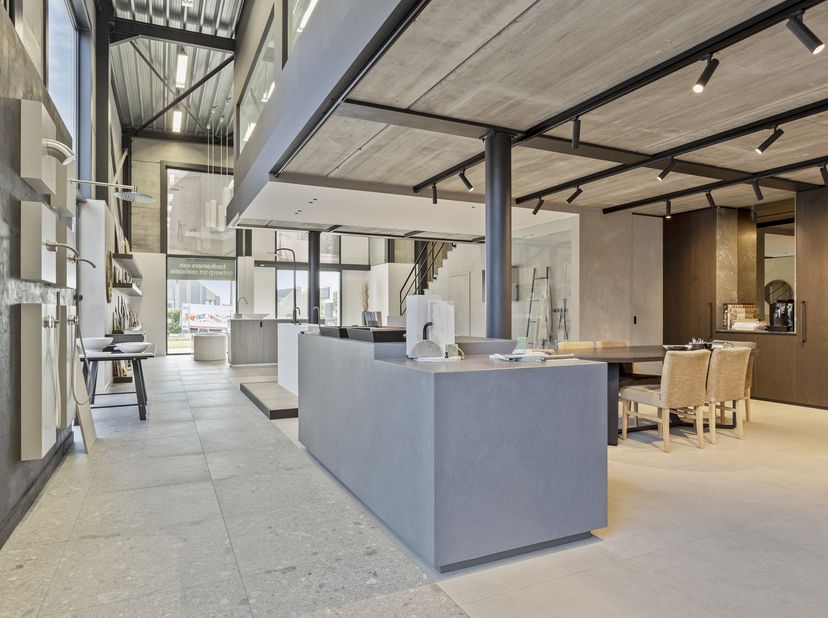 Mooie showroom/burelen met parking en magazijn, TOPgelegen langs de N8. <br />
<br />
Zeer mooie burelen/groepspraktijk/showroom (gebouwd in 2012 en v